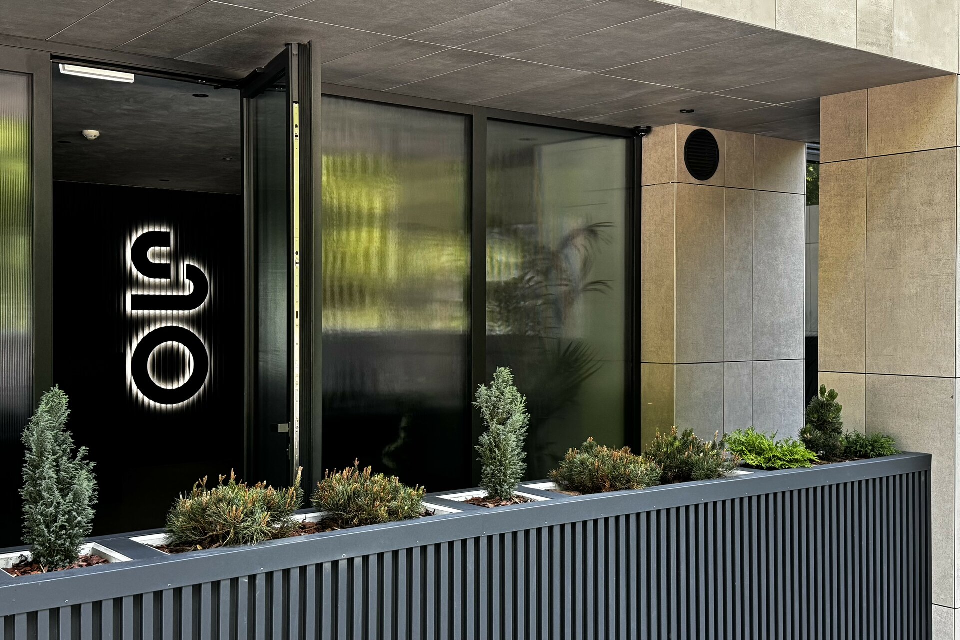 Exteriér - detail vstupu