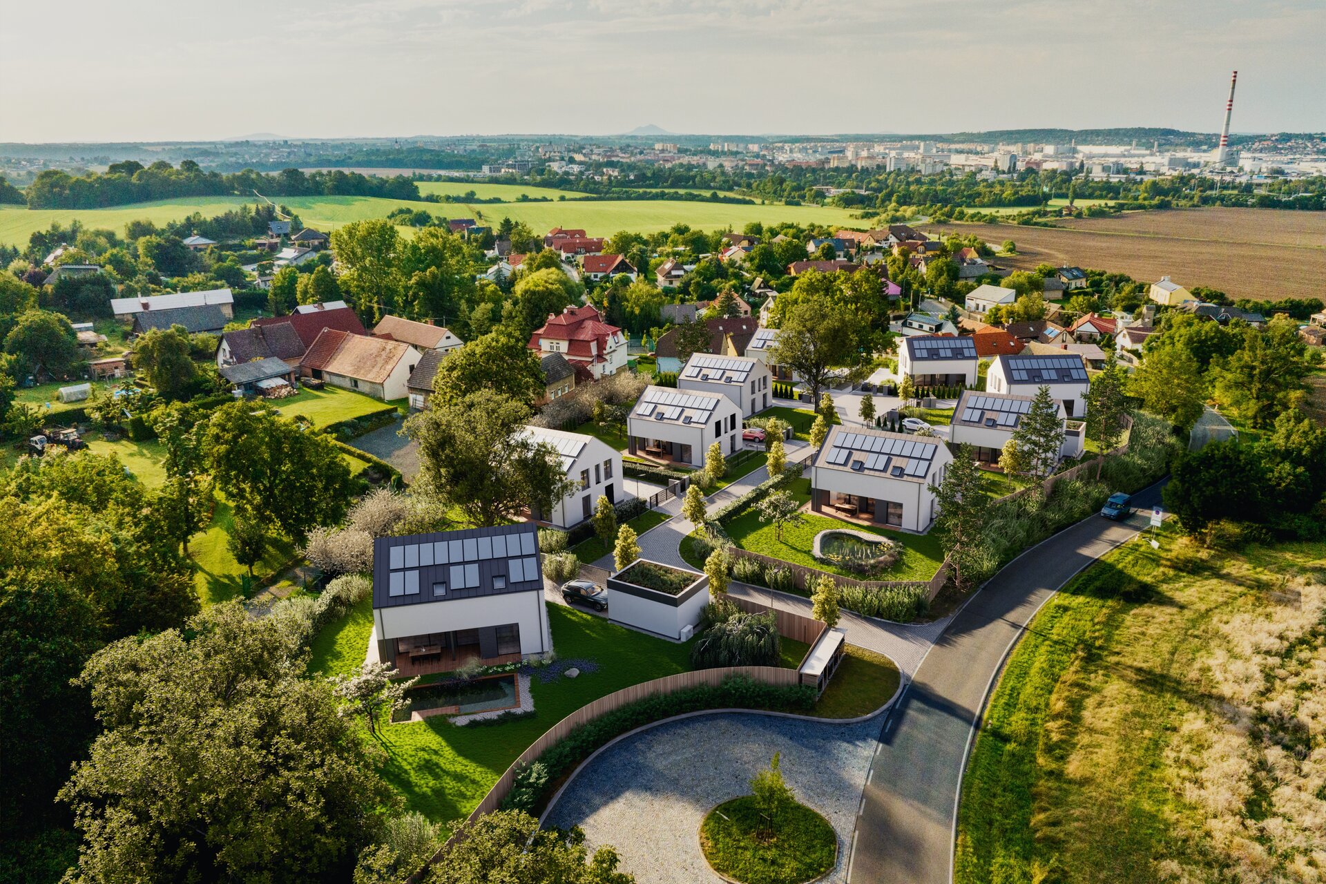 Letecká vizualizace projektu U Boží vody v Jemnících u Mladé Boleslavi – soubor pasivních dřevostaveb ZEO Homes zasazených do zelené krajiny na okraji obce. Letecká vizualizace projektu U Boží vody v Jemnících u Mladé Boleslavi – soubor pasivních dřevostaveb ZEO Homes zasazených do zelené krajiny na okraji obce.