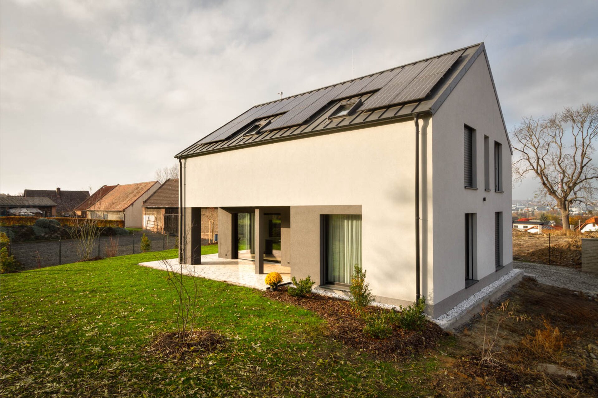 Moderní pasivní dřevostavba ZEO Moonglade I s šikmou střechou a solárními panely, součást projektu U Boží vody v Jemnících u Mladé Boleslavi. Moderní pasivní dřevostavba ZEO Moonglade I s šikmou střechou a solárními panely, součást projektu U Boží vody v Jemnících u Mladé Boleslavi.