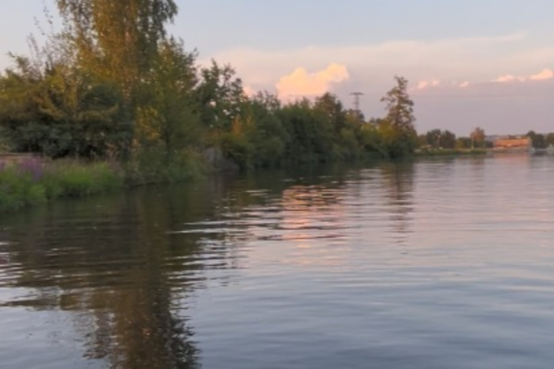 Foto Vltavy s pohledem na MVE Plánský jez Foto Vltavy s pohledem na MVE Plánský jez
