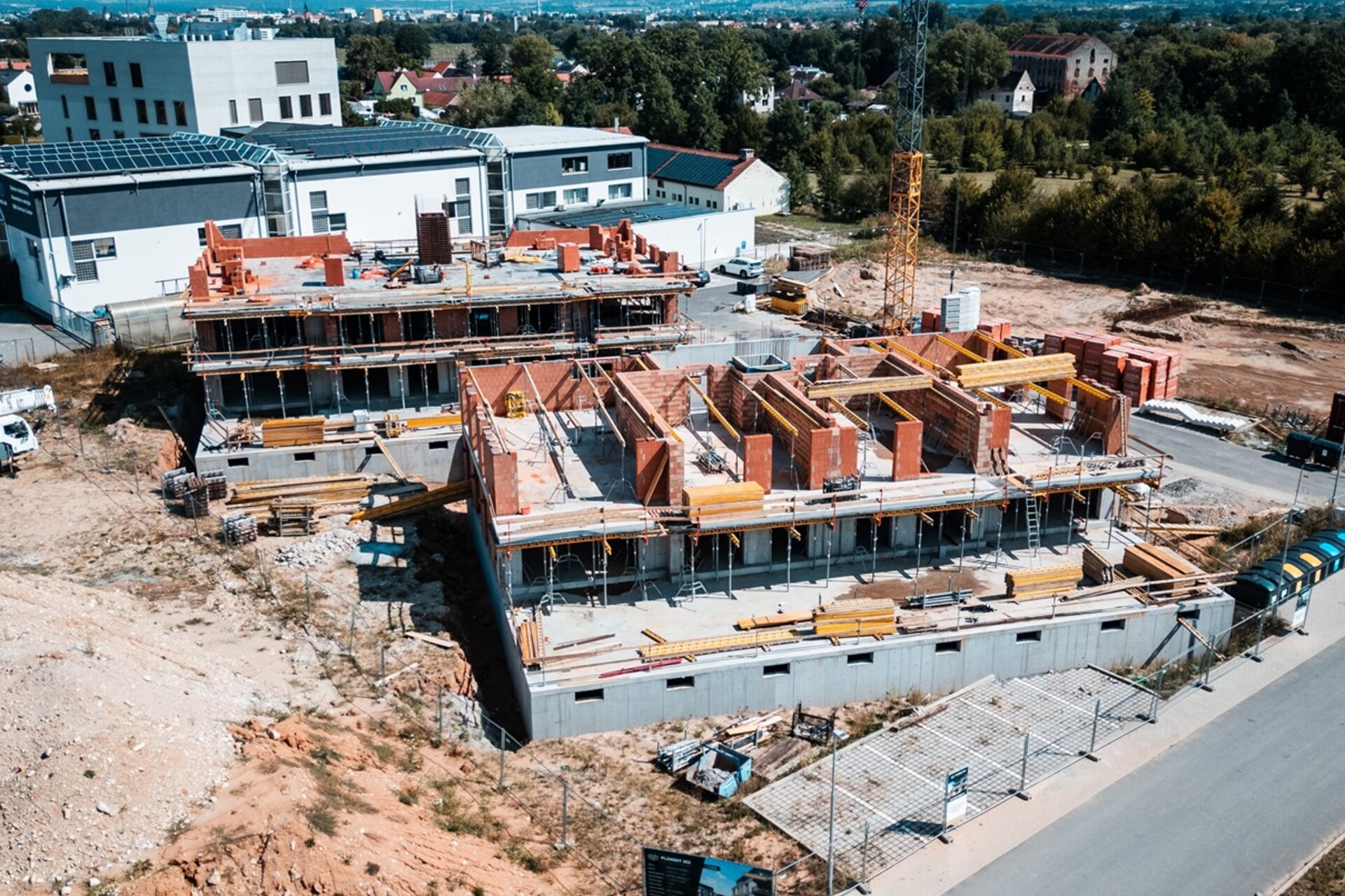 Reálná dronová fotografie stavby A+C – září 2026 Reálná dronová fotografie stavby A+C – září 2026