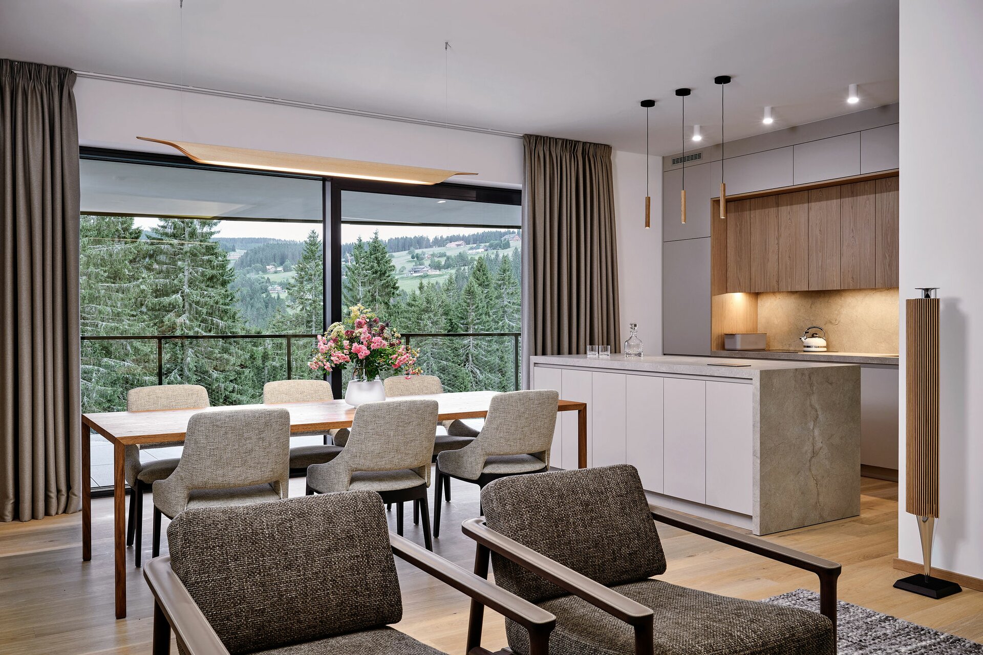 Nadčasový interiér apartmánu ve kterém dominují přírodní materiály.