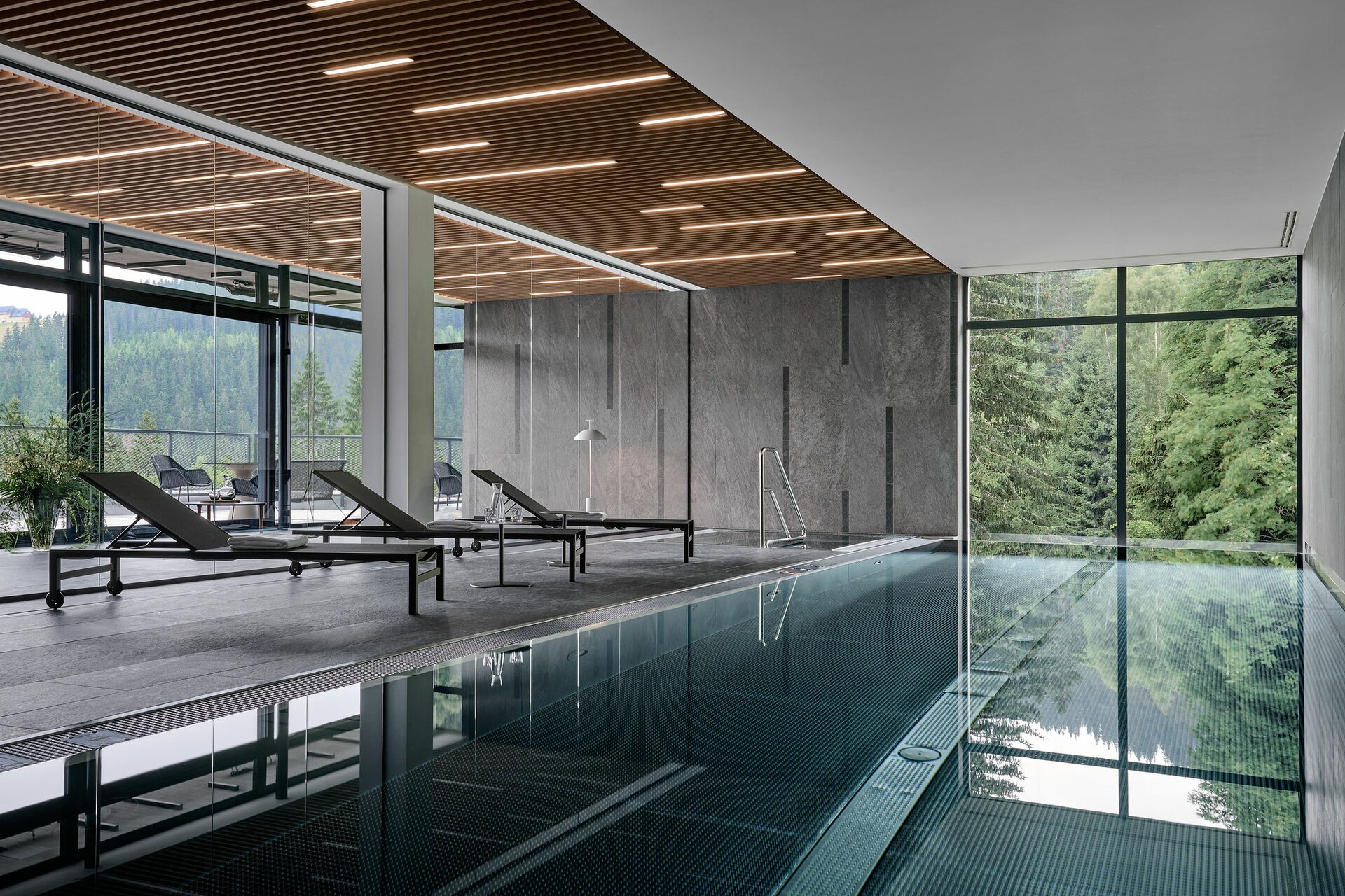 Wellness postavené na estetice a prožitku s panoramatickým výhledem na Krkonoše.