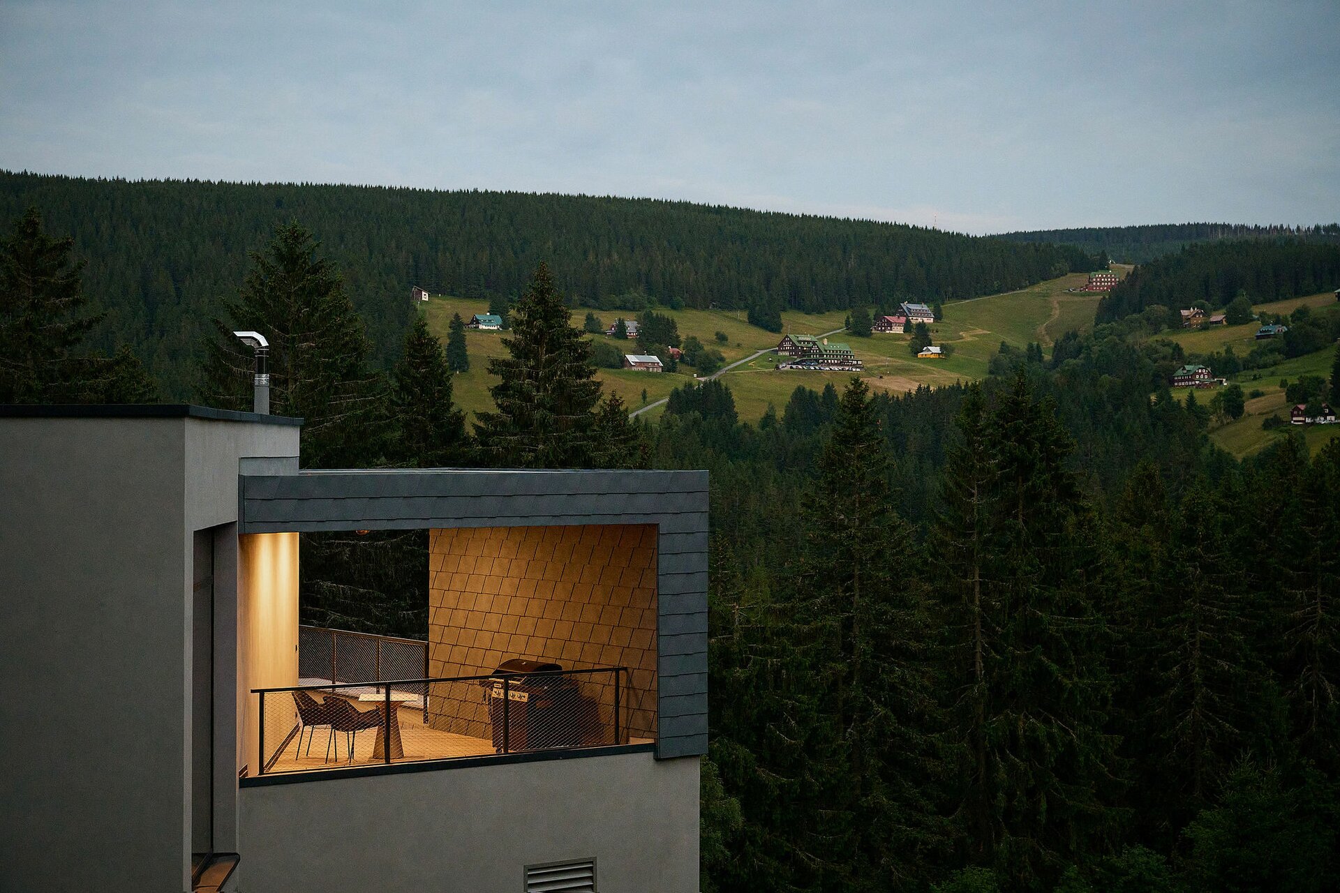 Terasa s grilem nabízející gurmánské večery s dechberoucím výhledem.