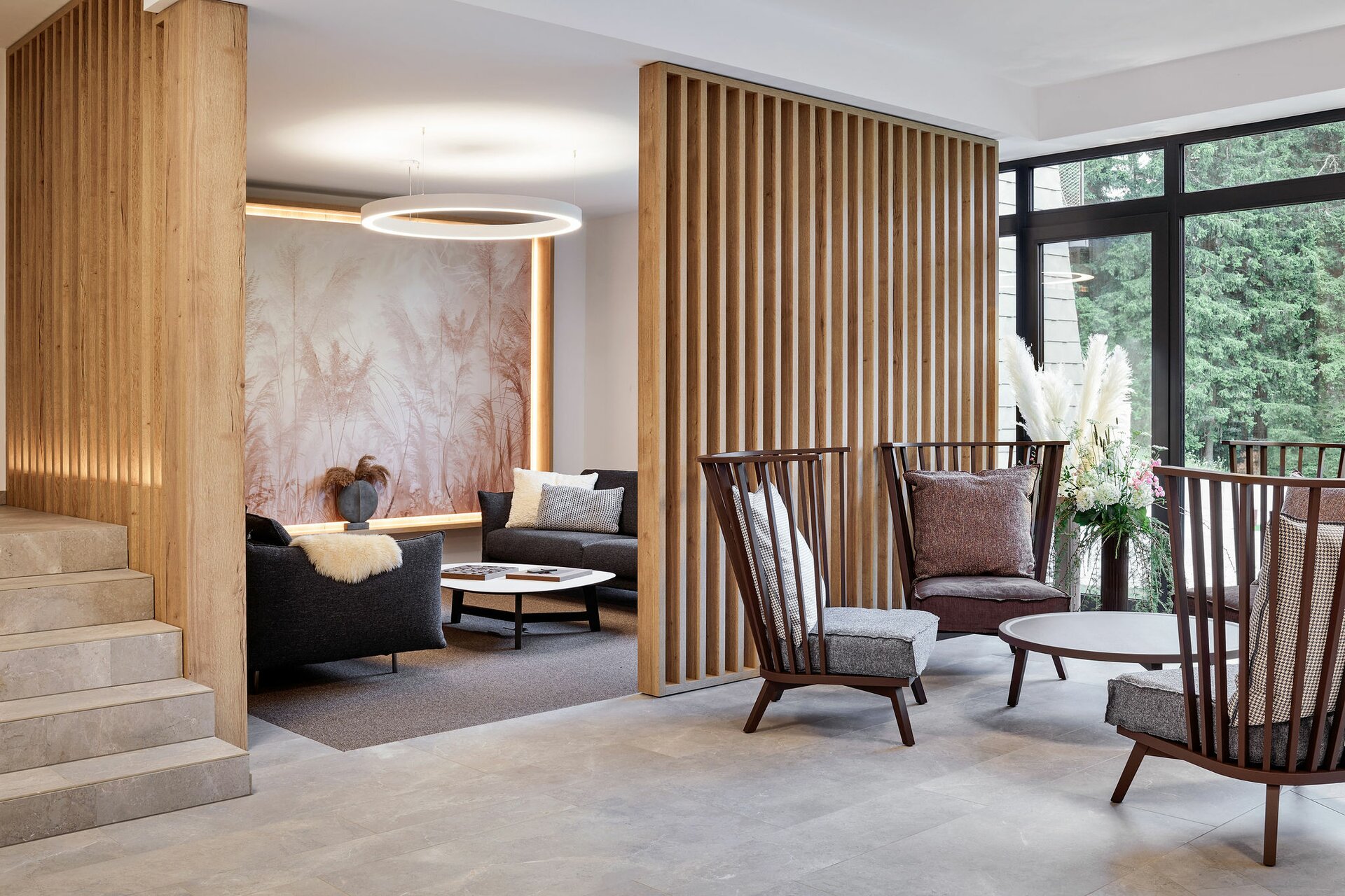 Vstupní lounge - díky panoramatickým oknům se z vnějšího prostředí stává součást interiéru.