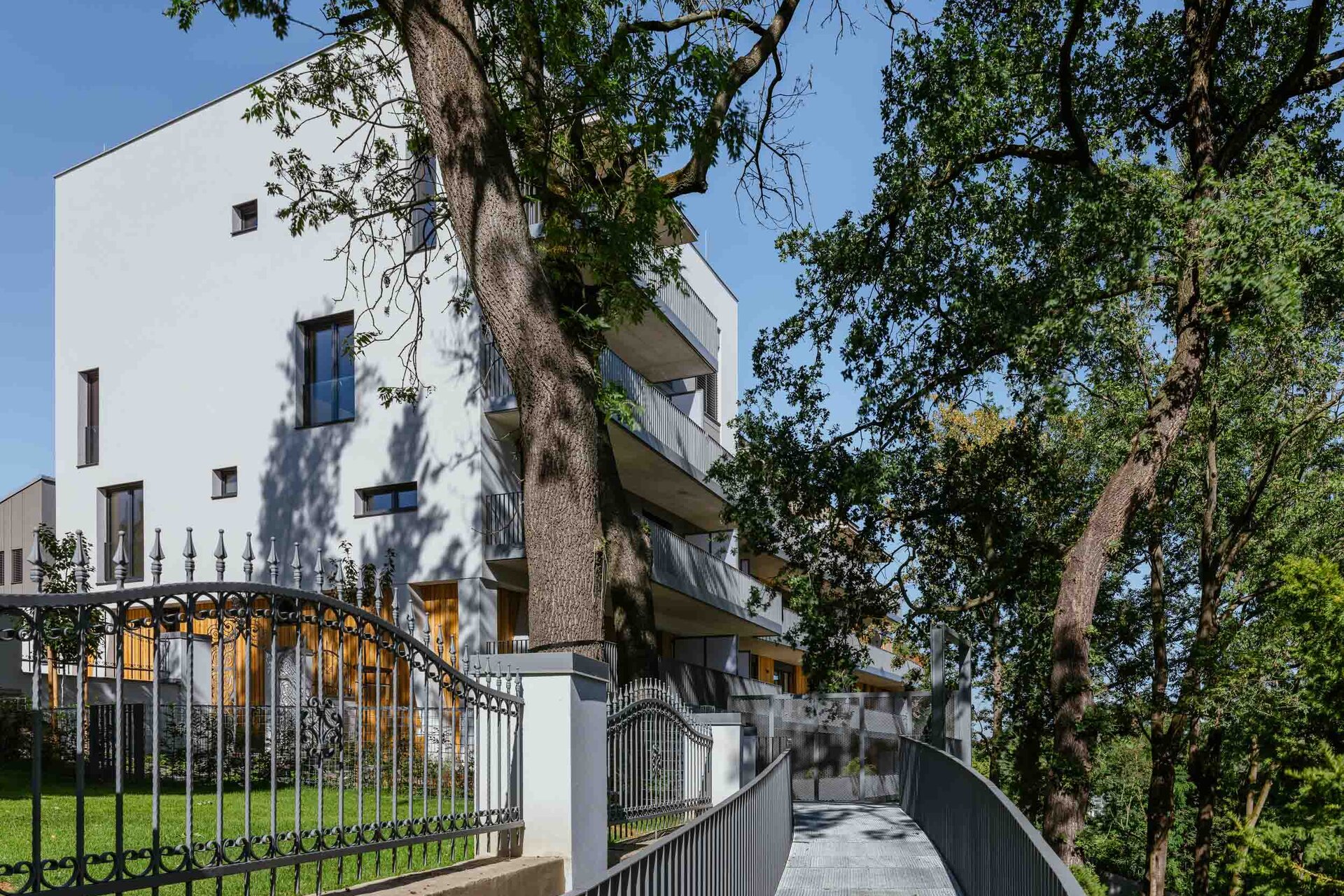 Pohled na budovu Bella Vista z lávky Pohled na budovu Bella Vista z lávky
