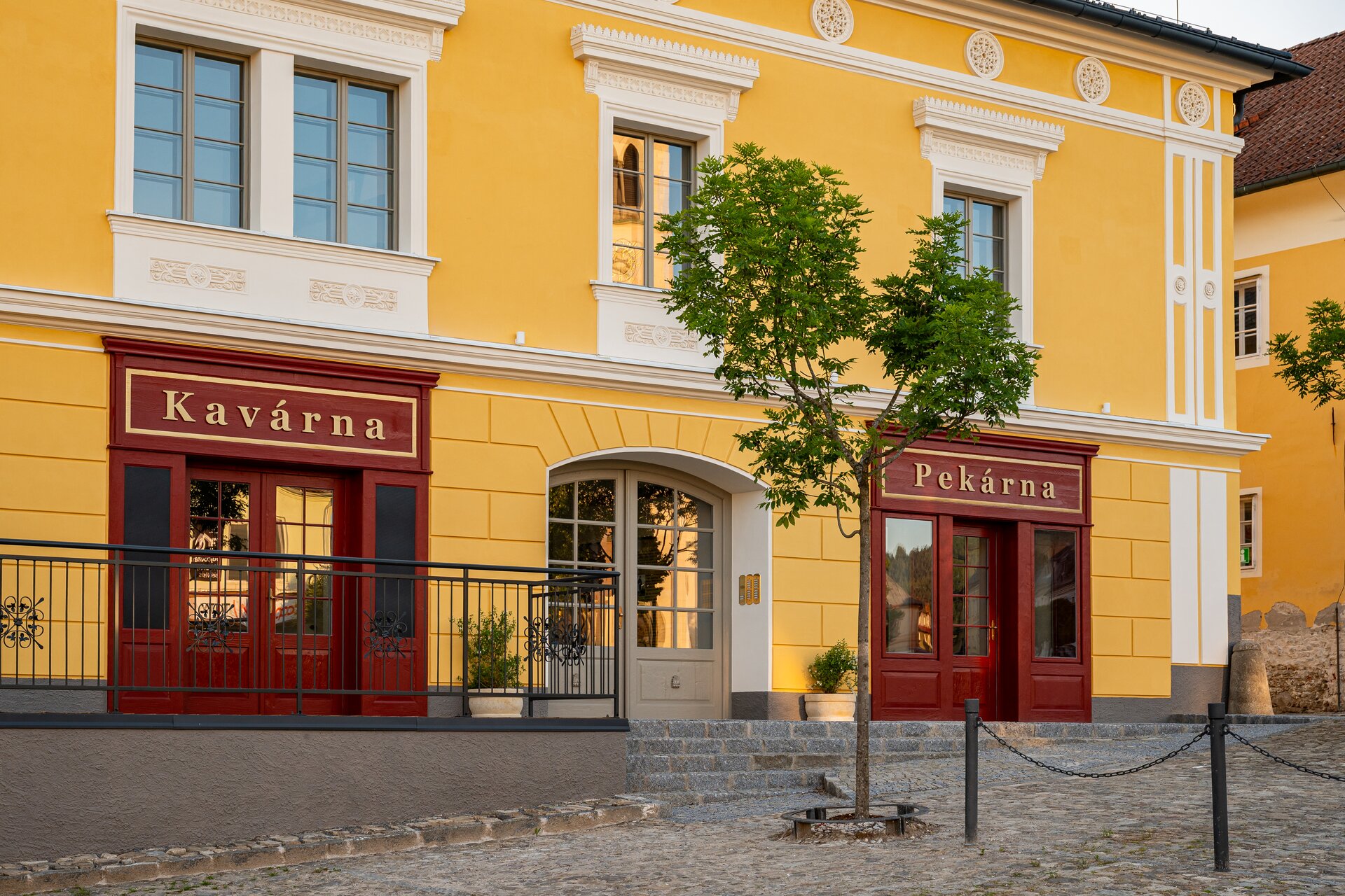 Kavárna, Pekárna a vstup