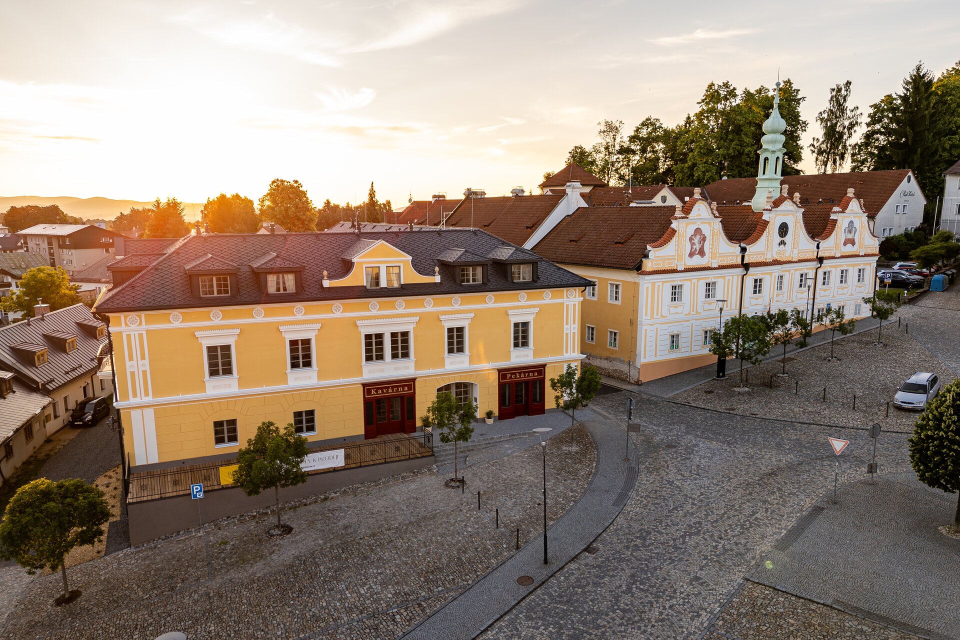 Celkový pohled s radnicí